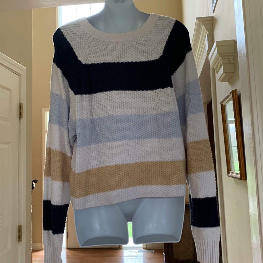 Hollister Sweater - Picture 3 of 4
